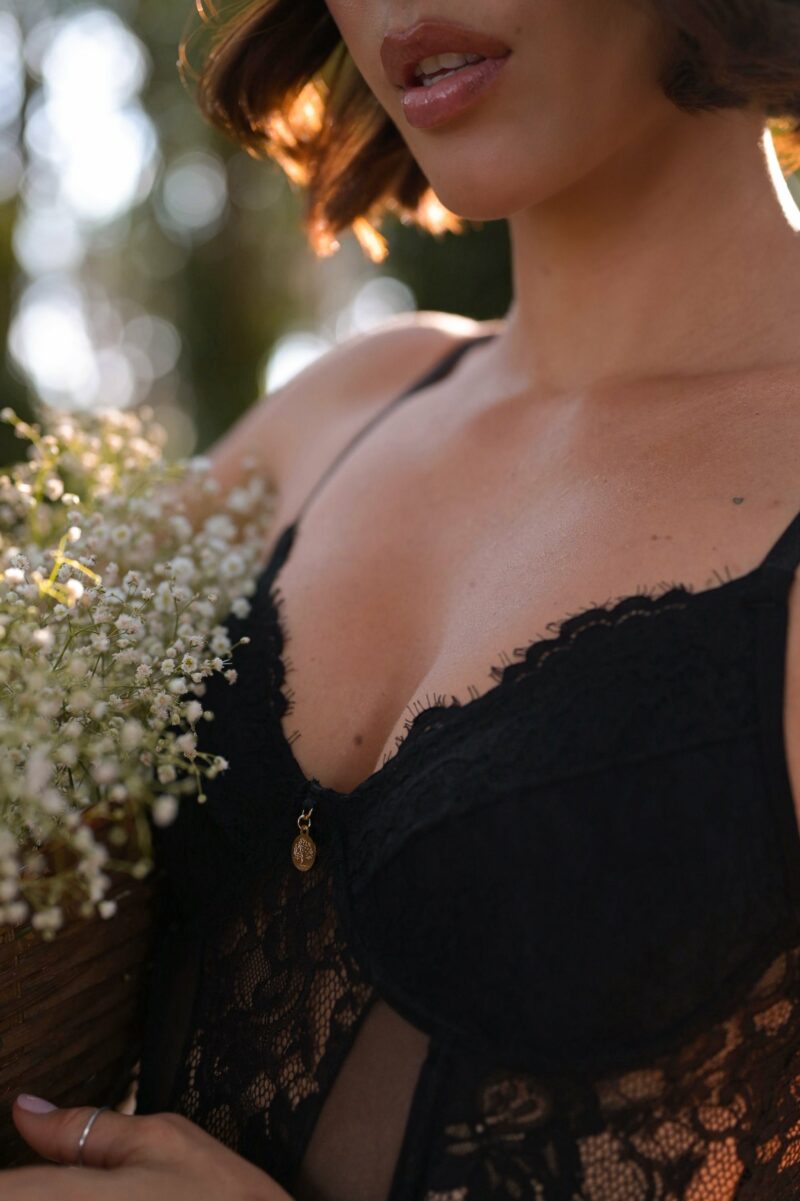 Corselet Gardênia preto em renda e tule - modelagem da peça