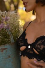 Conjunto Magnólia preto em renda com cinta-liga - modelagem da peça