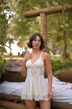 Camisola Hortência pérola em renda e tule - modelagem da peça