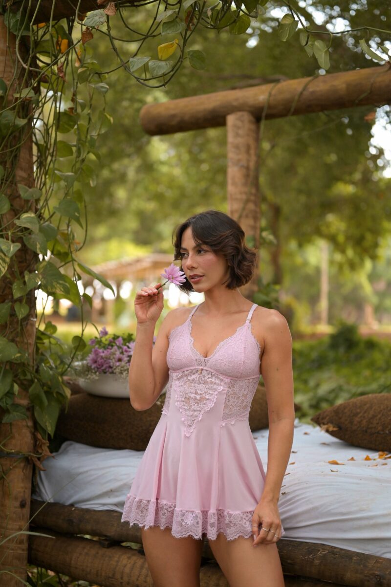 Camisola Hortência rosa em renda e tule - modelagem da peça