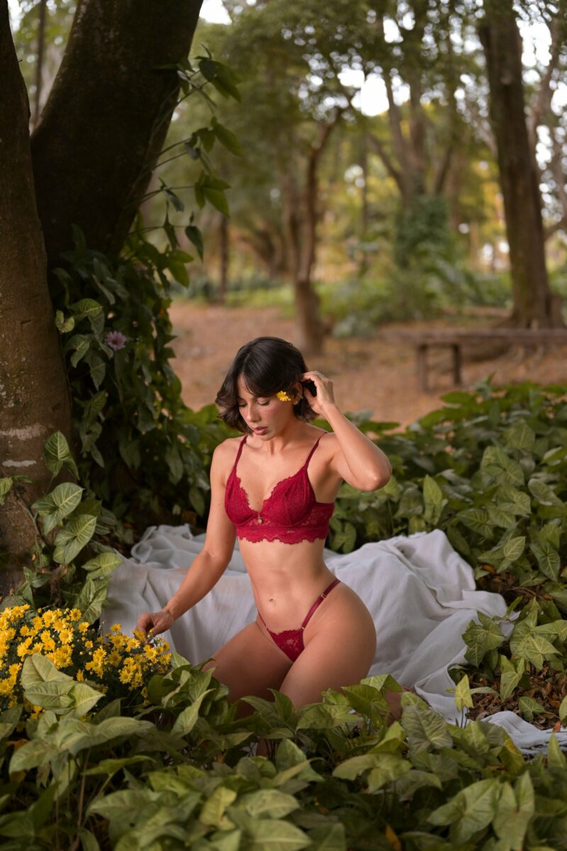 Conjunto Jasmim vermelho em renda com aro - modelagem da peça